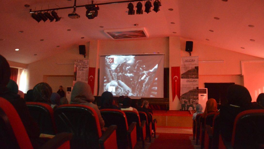 Valimiz Sayın Ali Hamza PEHLİVAN ve İl Milli Eğitim Müdürümüz Sayın Nazan ŞENER, Şehri Nuh Kız Anadolu İmam Hatip Lisesi'ndeki tiyatro gösterisine katıldı.