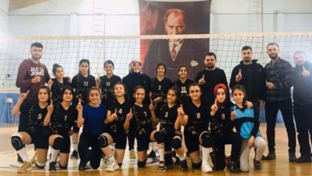 İlimiz Silopi İlçesi Vatan Ortaokulu Öğrencilerimiz Yıldız Kızlar Voleybol kategorisinde Bölge Şampiyonu olarak Türkiye Yarı Finaline katılmaya hak kazandılar.