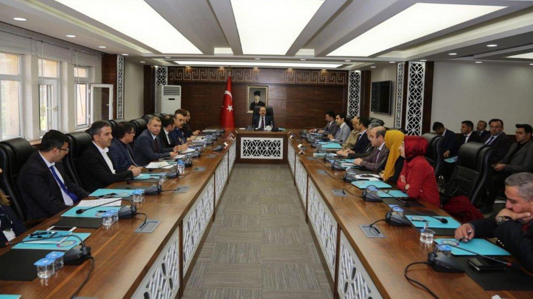 Valimiz Sayın Ali Hamza PEHLİVAN'ın başkanlığında, sunumunu İl Milli Eğitim Müdiremiz Sayın Nazan ŞENER'in yaptığı İl Hayat Boyu Öğrenme Komisyonu Toplantısı yapıldı. 