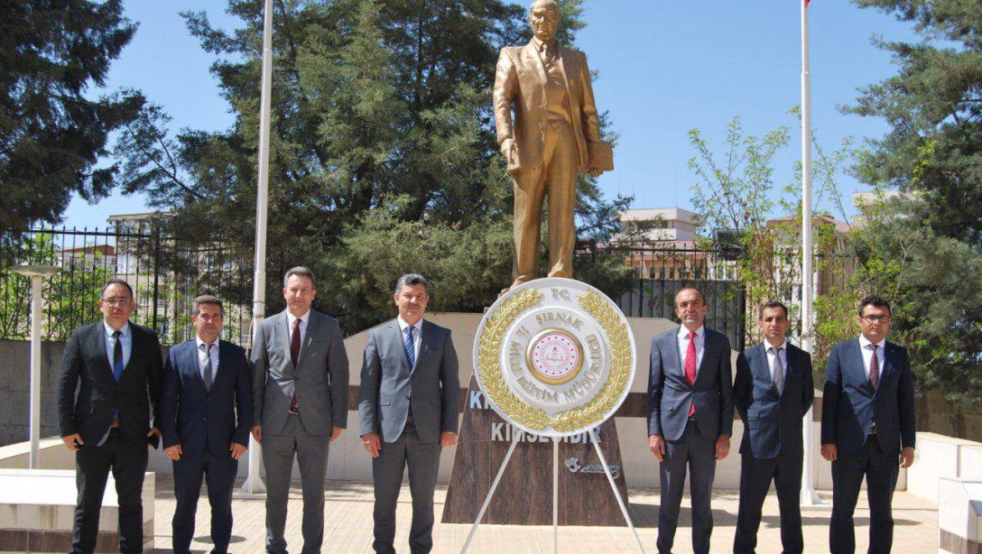 23 Nisan Ulusal Egemenlik ve Çocuk Bayramı Kutlama programı münasebeti ile Valilik bahçesi Atatürk Anıtı'nda çelenk sunma tören programı düzenlendi.