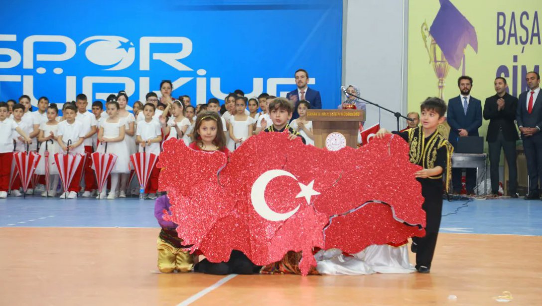  Türkiye Büyük Millet Meclisi'nin kuruluşunun 102. yıldönümünü ve 23 Nisan Ulusal Egemenlik ve Çocuk Bayramı dolayısıyla Gençlik ve Spor İl Müdürlüğünün Spor Salonunda kutlama programı gerçekleştirildi.