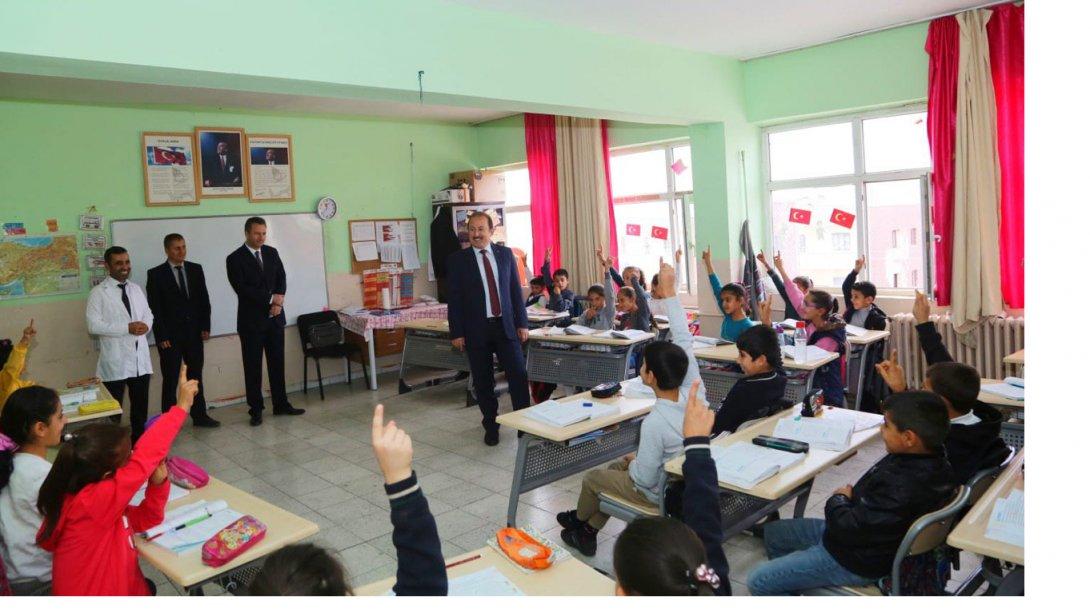İl Milli Eğitim Müdür Yardımcısı Sayın Abdullah ÖĞMEN, Valimiz Sayın Ali Hamza PEHLİVAN ile birlikte Mehmen Emin Acar İlkokulu'na ziyarette bulundu.