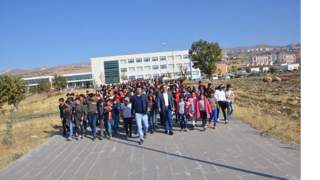 İl Mİlli Eğitim Müdürlüğümüzce düzenlenen Ara Tatil Etkinlikleri kapsamında Şırnak Merkez'e bağlı İlk ve Ortaokul öğrencileri, Şırnak Üniversitesine Gezi etkinliğine götürüldü.