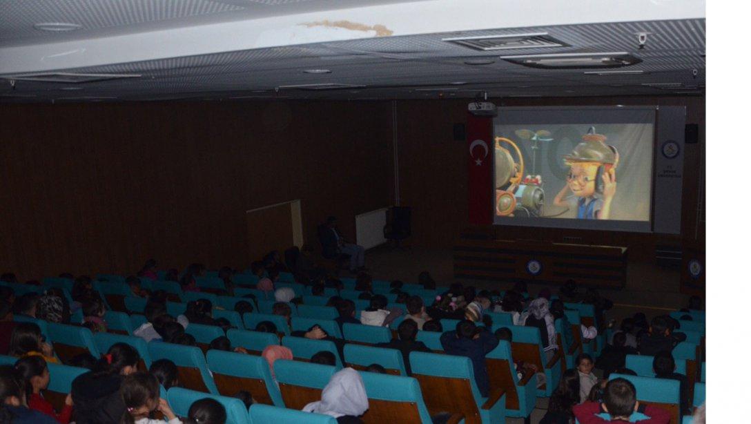 Milli Eğitim Müdürlüğümüzce düzenlenen Ara Tatil Etkinlikleri kapsamında Şırnak Üniversite 'nde merkeze bağlı öğrenci ve velilere sinema etkinliği gerçekleştirildi.