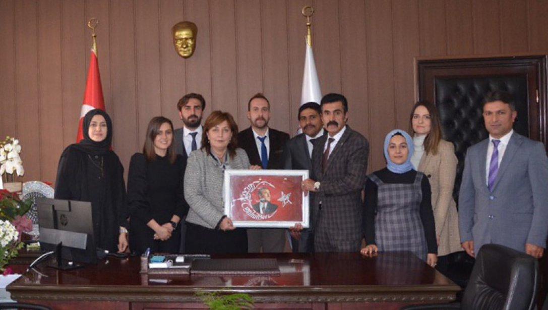 Şırnak Türk Eğitim-Sen Başkanı Sayın Turgut TATAR ve ekibi, İl Milli Eğitim Müdüremiz Nazan ŞENER'i makamında ziyaret ederek yeni görevinde başarılar dilediler.