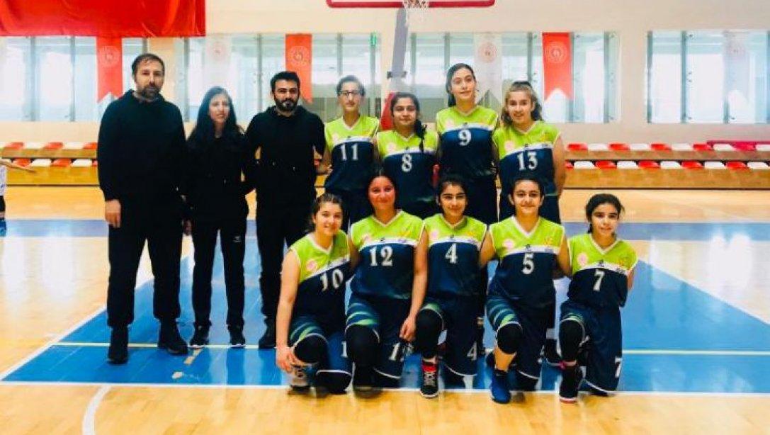 İlimiz Merkez İlçesi Tümgeneral Ömer Keçecigil Ortaokulu; Basketbol Yıldız Kızlar Bölge Şampiyonu olarak ilimizi Türkiye Yarı Finallerinde Temsil Edecektir.