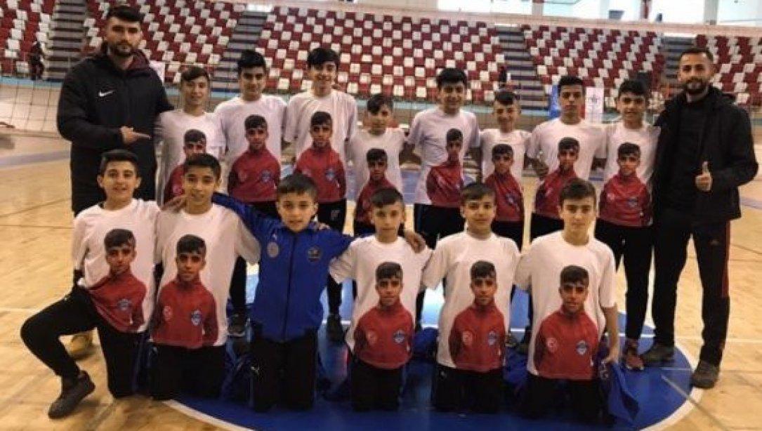 İlimiz Silopi İlçesi Vatan Ortaokulu Öğrencilerimiz Yıldız Erkek Voleybol kategorisinde Bölge Şampiyonu olarak Türkiye Yarı Finaline katılmaya hak kazandılar.