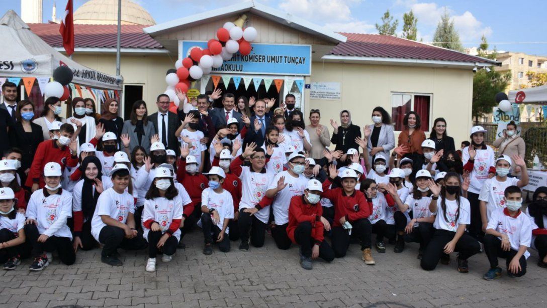 Toki Şehit Komiser Umut Tunçay Ortaokulu'nda, TÜBİTAK 4006 Bilim Fuarı açılış programı düzenlendi.