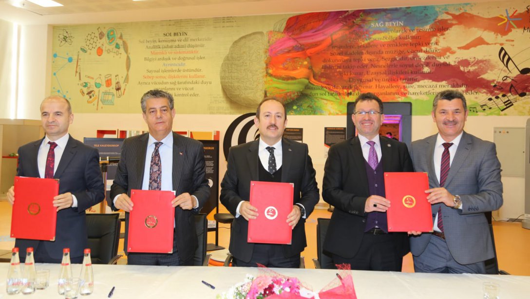 Şırnak Belediyesi, Şırnak Üniversitesi ve İl Milli Eğitim Müdürlüğümüz arasında Şırnak Bilim Merkezinin kullanımı için iş birliği protokolü imzalandı.