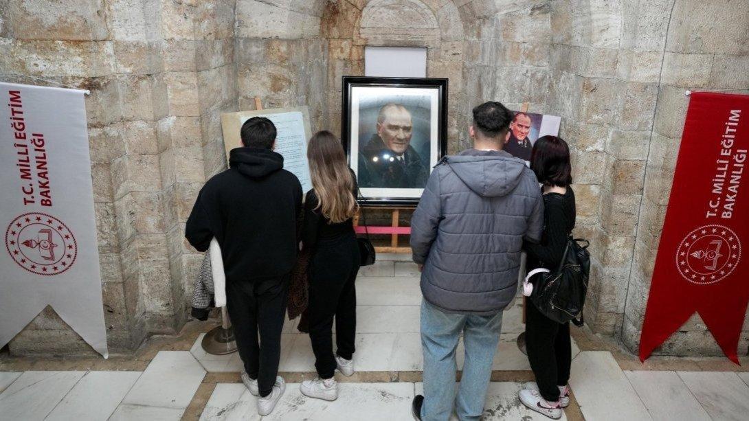 Anıtkabir'de Ziyarete Açılan Tarihî Atatürk Portresinin Orijinali, Yoğun İlgi Görüyor